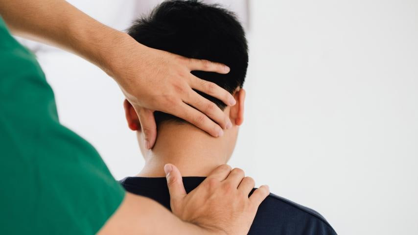 درد پشت سر: چه چیزی طبیعی است و چه زمانی باید نگران شد؟