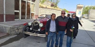 سفر زوج استرالیایی با ماشین ۱۰۰ ساله به ایران
