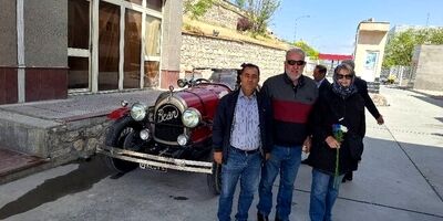 سفر زوج استرالیایی با ماشین ۱۰۰ ساله به ایران

