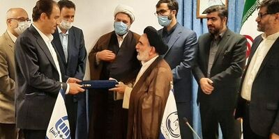 تقدیر رئیس مرکز خدمات حوزه های علمیه از مدیر عامل بیمه آسیا