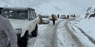 نجات ۱۴ مسافر گرفتار در برف و کولاک

