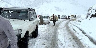 نجات ۱۴ مسافر گرفتار در برف و کولاک
