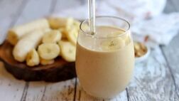روش تهیه اسموتی موز و بادام، مناسب افطار
