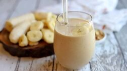 روش تهیه اسموتی موز و بادام، مناسب افطار
