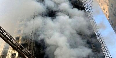نجات بیش از ۳۰ نفر از آتش‌سوزی برج ۲۰ طبقه در حال ساخت در غرب تهران

