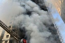 نجات بیش از ۳۰ نفر از آتش‌سوزی برج ۲۰ طبقه در حال ساخت در غرب تهران
