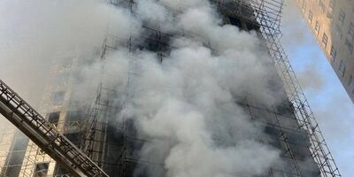 نجات بیش از ۳۰ نفر از آتش‌سوزی برج ۲۰ طبقه در حال ساخت در غرب تهران
