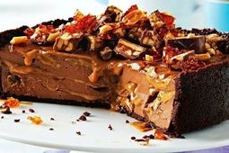 کیک اسنیکرز شکلاتی؛ خوشمزه و راحت به روش کافی شاپی

