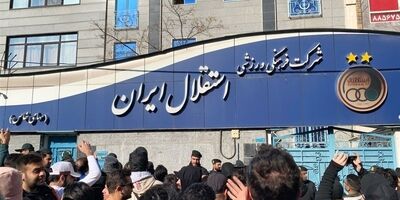 تجمع اعتراضی هواداران استقلال مقابل ساختمان باشگاه
