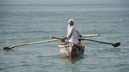 نجات سه صیاد چارکی پس از ۱۲ ساعت سرگردانی روی دریا