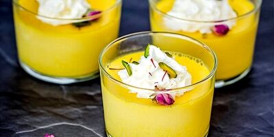 این دسر زعفرانی لطیف و خوشمزه را برای ماه رمضان درست کنید