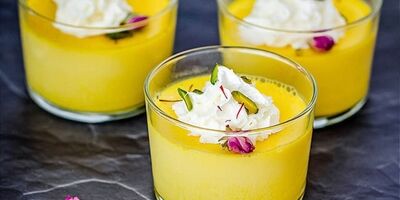 این دسر زعفرانی لطیف و خوشمزه را برای ماه رمضان درست کنید