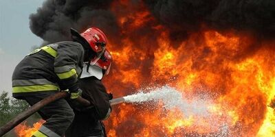 حریق گسترده یک ساختمان ۳ طبقه قدیمی در خیابان سبلان شمالی