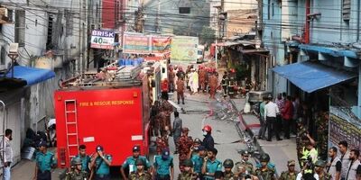۱۶ کشته در آتش‌سوزی انبار مواد شیمیایی و کارخانه پوشاک بنگلادش
