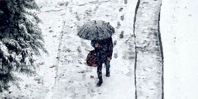 بارش برف در تهران آغاز شد
