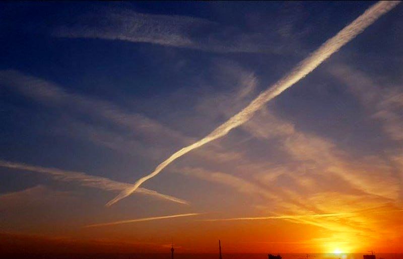 ماجرای ابرهای خطی در آسمان تهران چیست؟ 