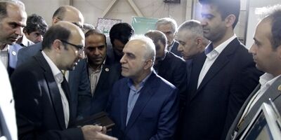 بازدید وزیر اقتصاد از غرفه بیمه ایران در الکامپ 98