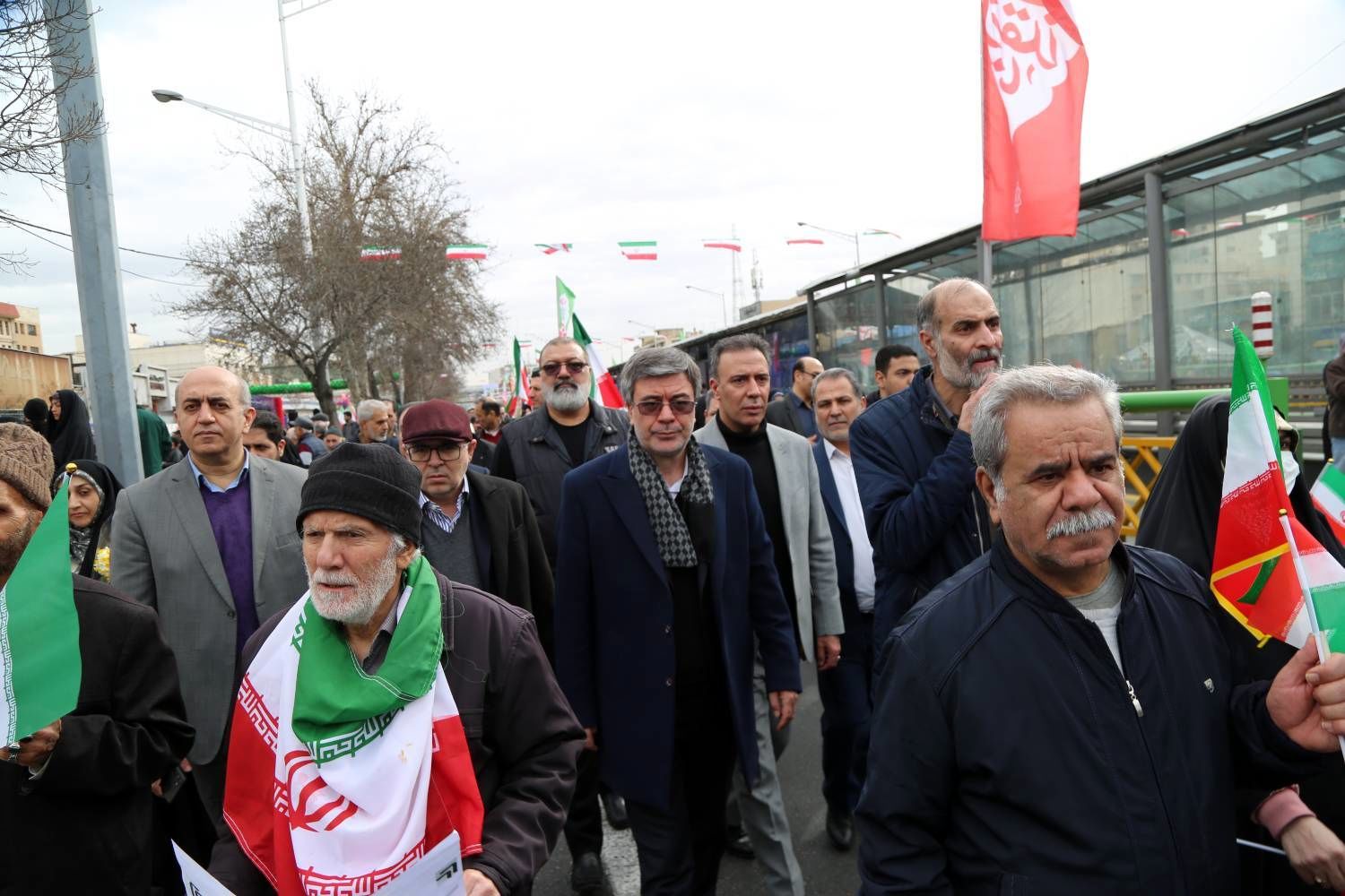 حضور پرشور خانواده بزرگ بیمه ایران در راهپیمایی ۲۲ بهمن
