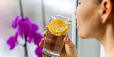 نوشیدن آب چقدر در آبرسانی پوست مؤثر است؟ 
