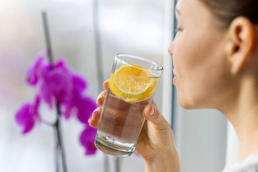 نوشیدن آب چقدر در آبرسانی پوست مؤثر است؟