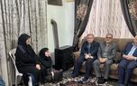 دیدار نوروزی مدیر عامل بیمه دی با خانواده شهید رضا گشت نورد
