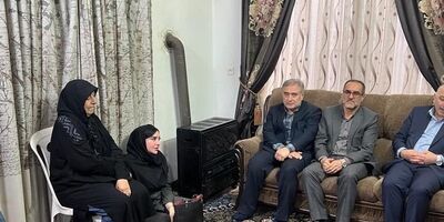 دیدار نوروزی مدیر عامل بیمه دی با خانواده شهید رضا گشت نورد
