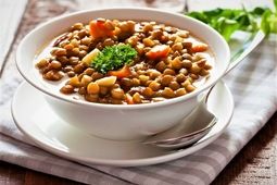 تهیه خوراک عدس و اسفناج با این روش ساده