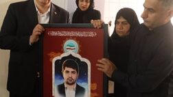 دیدار مدیرعامل بانک ملت با خانواده شهید امید اسدی، از کارکنان شهید بانک در جنگ رمضان
