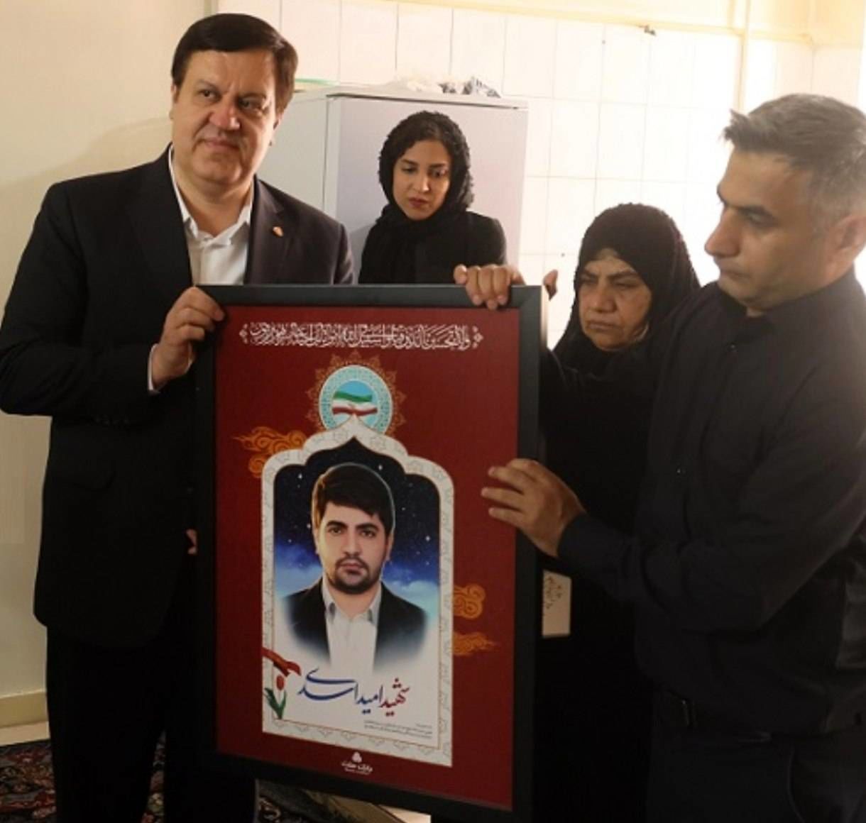 دیدار مدیرعامل بانک ملت با خانواده شهید امید اسدی، از کارکنان شهید بانک در جنگ رمضان

