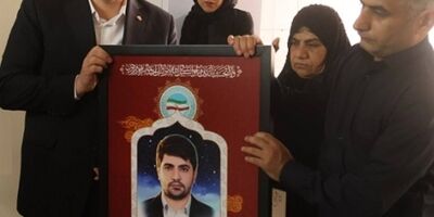 دیدار مدیرعامل بانک ملت با خانواده شهید امید اسدی، از کارکنان شهید بانک در جنگ رمضان
