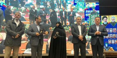 تقدیر از مدیرعامل بیمه دانا در یادواره شهدای دانش‌آموز و معلم حادثه تروریستی گلزار شهدای کرمان
