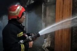 آتش‌سوزی انبار پارکینگ بازار الماس شرق مشهد مهار شد