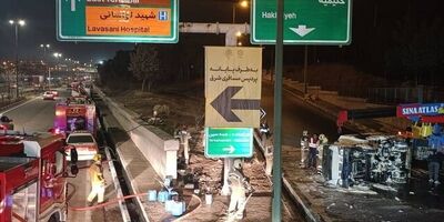 واژگونی کامیونت حامل ۱۵۰۰ لیتر بنزین در بزرگراه یاسینی تهران
