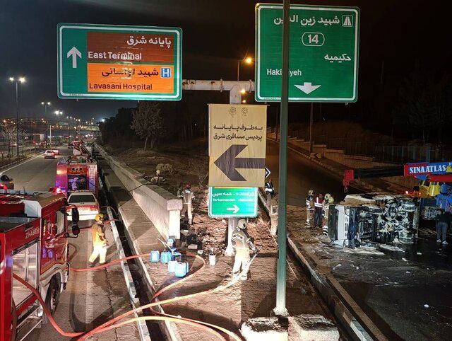 واژگونی کامیونت حامل ۱۵۰۰ لیتر بنزین در بزرگراه یاسینی تهران
