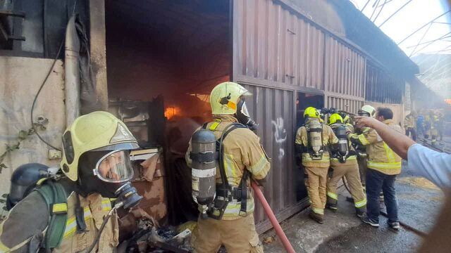 مهار آتش‌سوزی گسترده در سوله بزرگ تولید محتوای فرهنگی در غرب تهران
