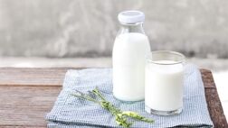 یک لیوان شیر ۱۳ ماده مغذی برای کودکان دارد