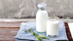 یک لیوان شیر ۱۳ ماده مغذی برای کودکان دارد