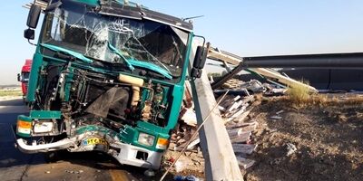 برخورد یک دستگاه اتوبوس با تریلی ۲۶ مصدوم به همراه داشت
