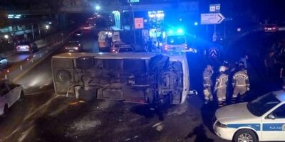 مصدومیت ۴ نفر در پی واژگونی یک دستگاه مینی بوس در بزرگراه آیت الله سعیدی
