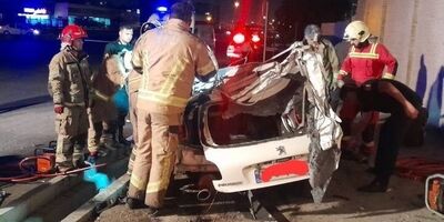 برخورد مرگبار پژو ۲۰۷ با پایه پل عابر پیاده دو قربانی گرفت
