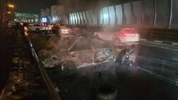 آتش‌سوزی یک خودرو بعد از برخورد با گاردریل
