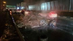 آتش‌سوزی یک خودرو بعد از برخورد با گاردریل

