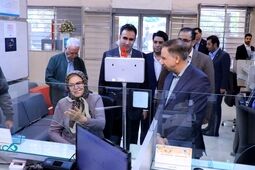 مدیرعامل بانک دی در شرایط خاص پای صحبت مشتریان نشست
