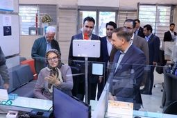 مدیرعامل بانک دی در شرایط خاص پای صحبت مشتریان نشست
