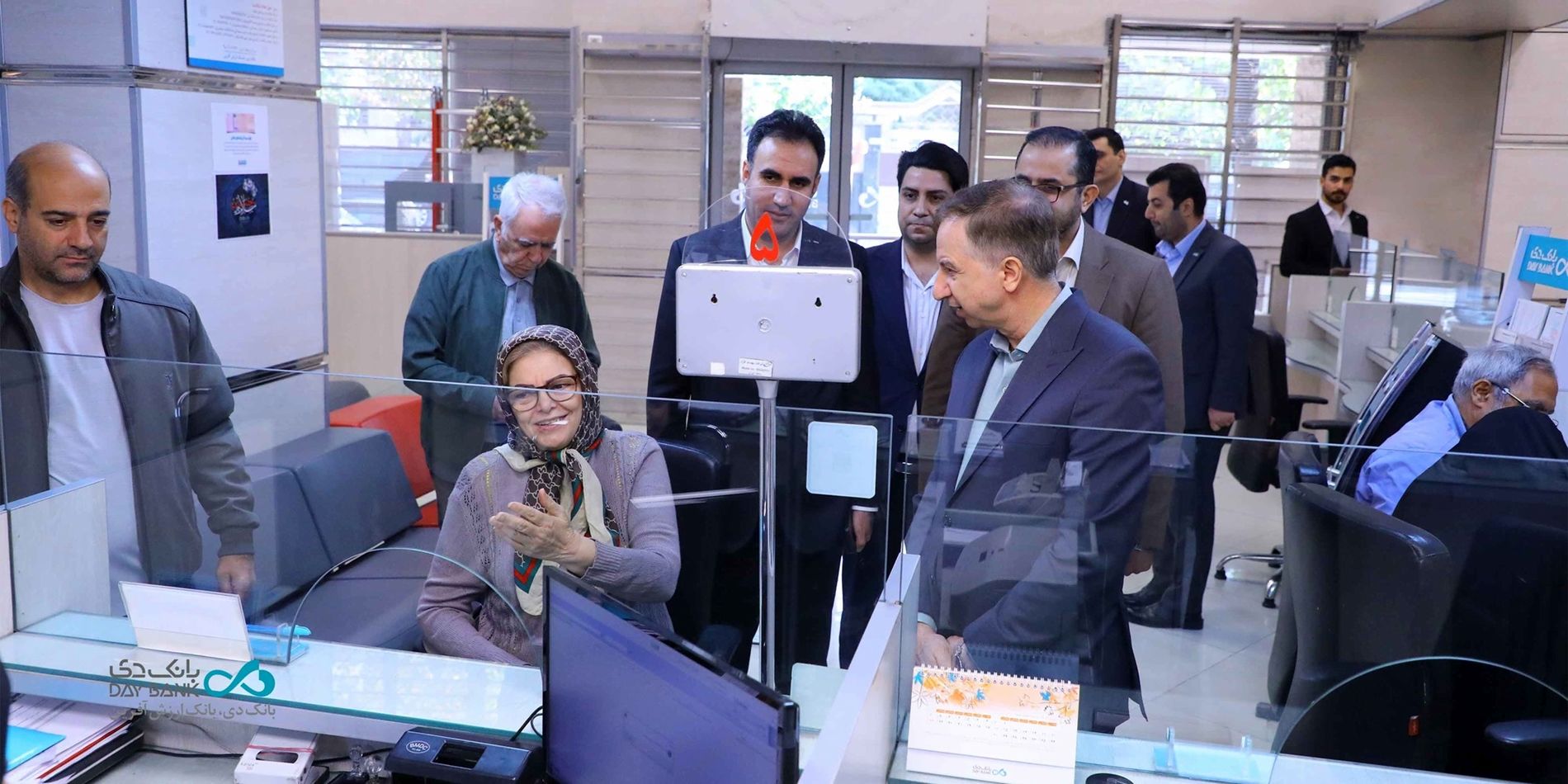 مدیرعامل بانک دی در شرایط خاص پای صحبت مشتریان نشست
