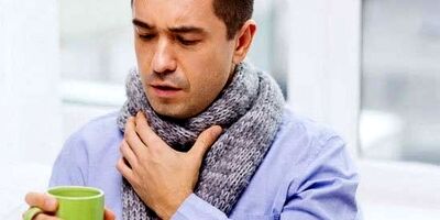 چطور از گلودرد جلوگیری کنیم؟ + ۱۰ راهکار خانگی برای تسکین فوری گلو درد