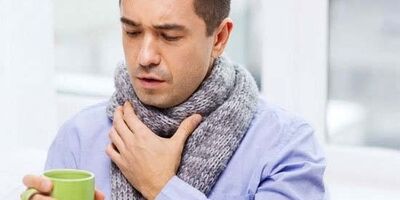 چطور از گلودرد جلوگیری کنیم؟ + ۱۰ راهکار خانگی برای تسکین فوری گلو درد