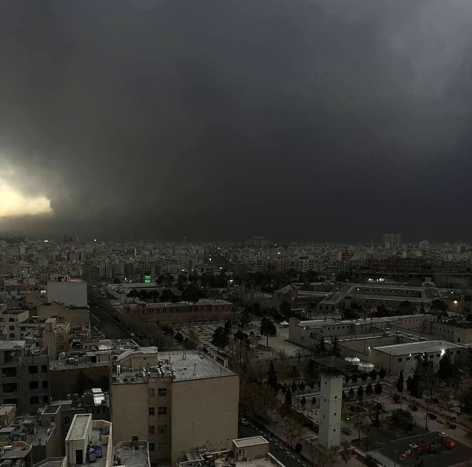 
تاریکی تهران ناشی از ترکیب دود و ابرناکی است