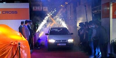 یادگاری رئیس دفتر رئیس جمهوری روی آخرین پراید +عکس