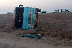 انحراف مینی‌بوس از جاده و مصدومیت ۱۴ نفر
